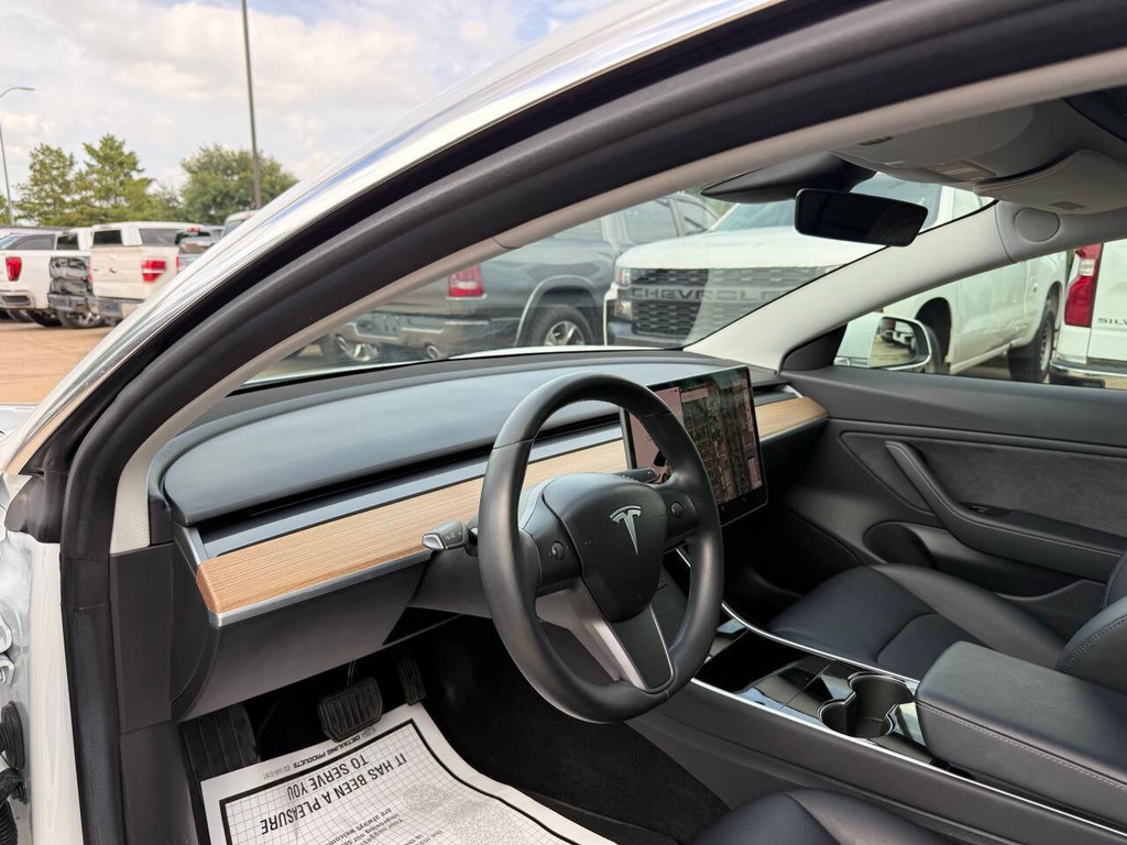 Tesla Model 3 Vehicle Full-screen Gallery Image 06