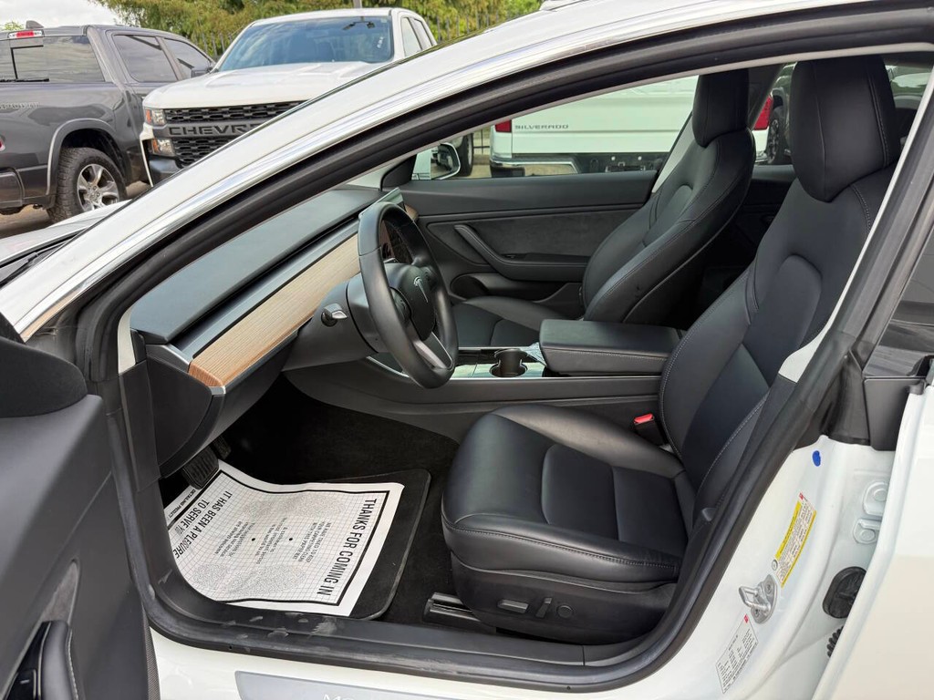 Tesla Model 3 Vehicle Full-screen Gallery Image 07