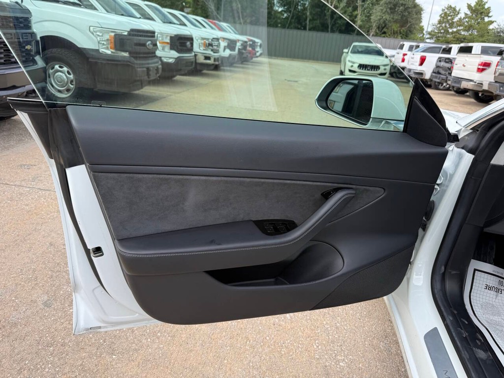 Tesla Model 3 Vehicle Full-screen Gallery Image 08