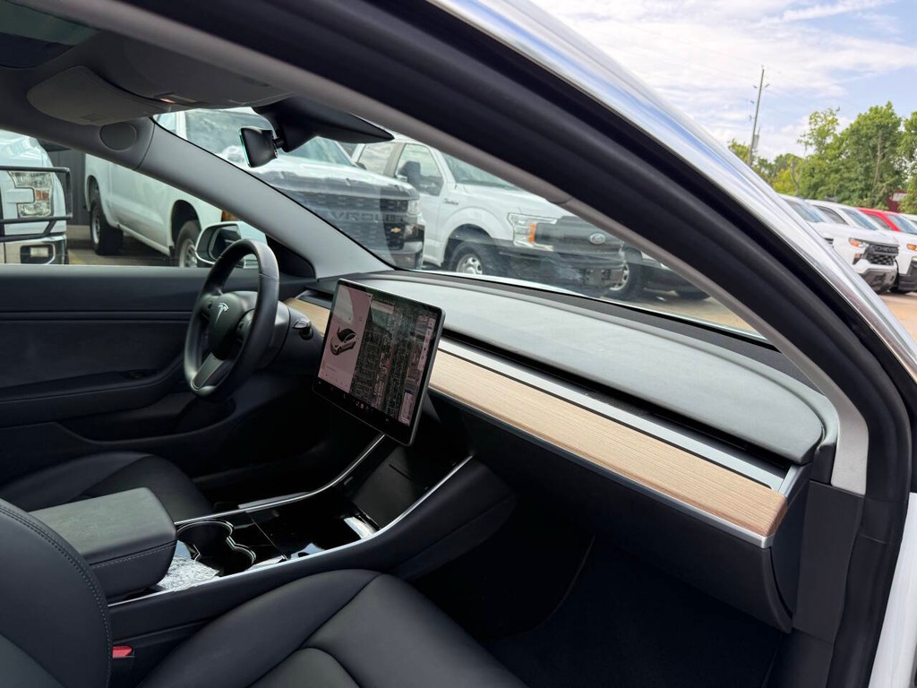 Tesla Model 3 Vehicle Full-screen Gallery Image 09