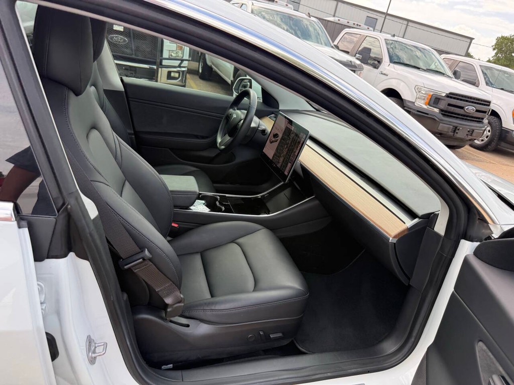 Tesla Model 3 Vehicle Full-screen Gallery Image 10