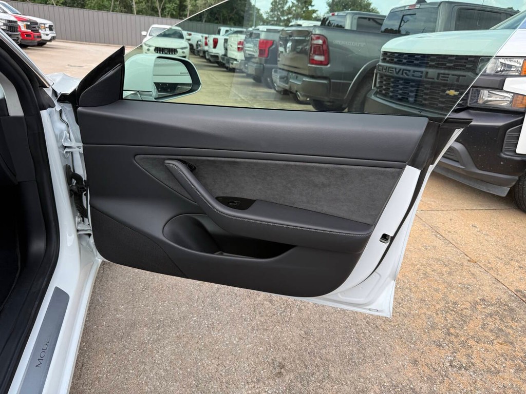 Tesla Model 3 Vehicle Full-screen Gallery Image 11