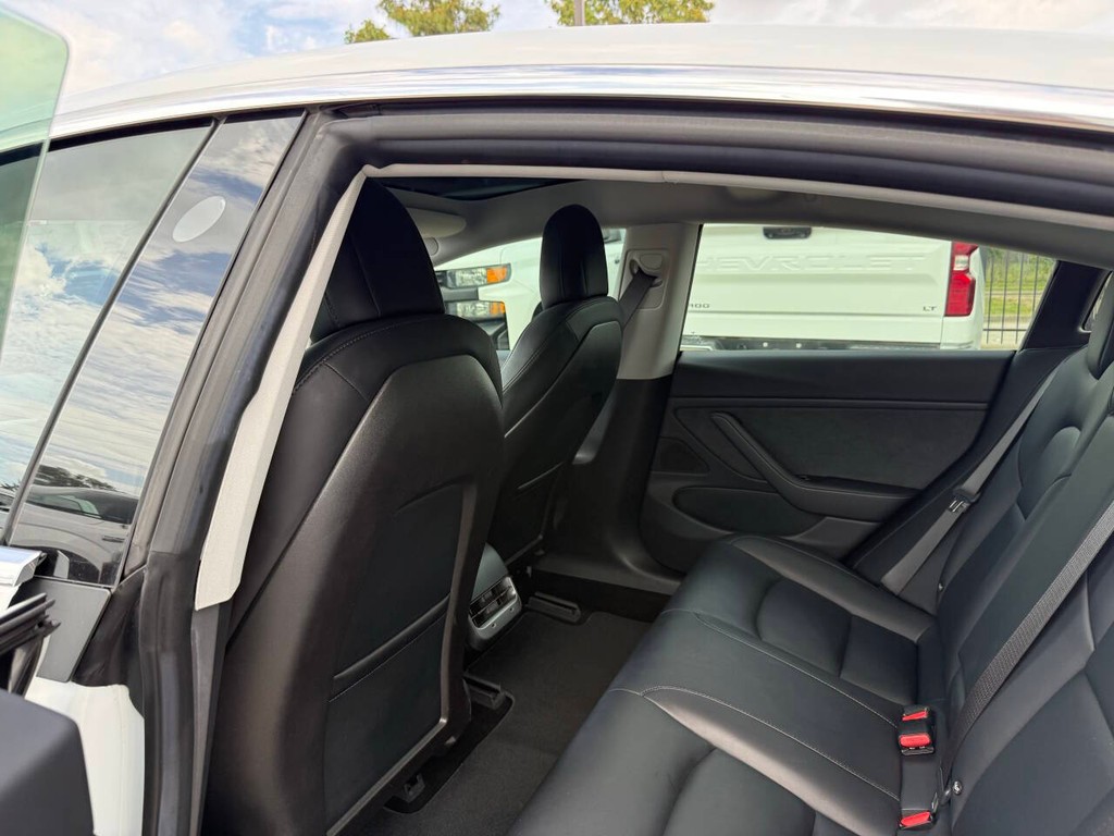 Tesla Model 3 Vehicle Full-screen Gallery Image 12