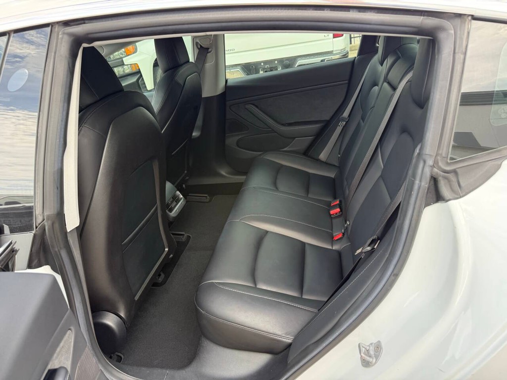 Tesla Model 3 Vehicle Full-screen Gallery Image 13