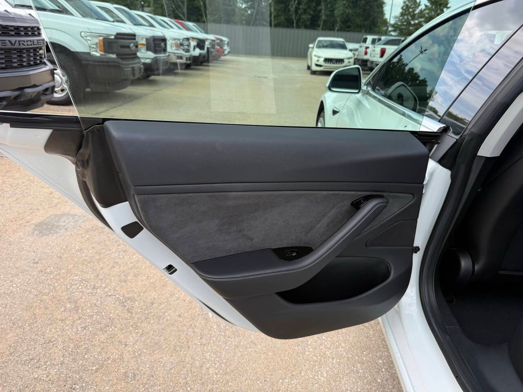 Tesla Model 3 Vehicle Full-screen Gallery Image 14