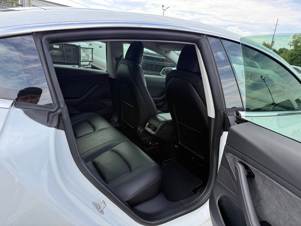 Tesla Model 3 Vehicle Full-screen Gallery Image 15