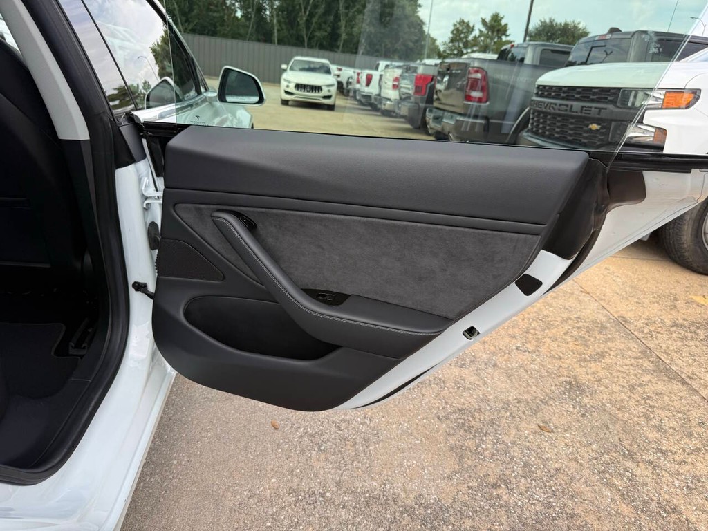 Tesla Model 3 Vehicle Full-screen Gallery Image 16