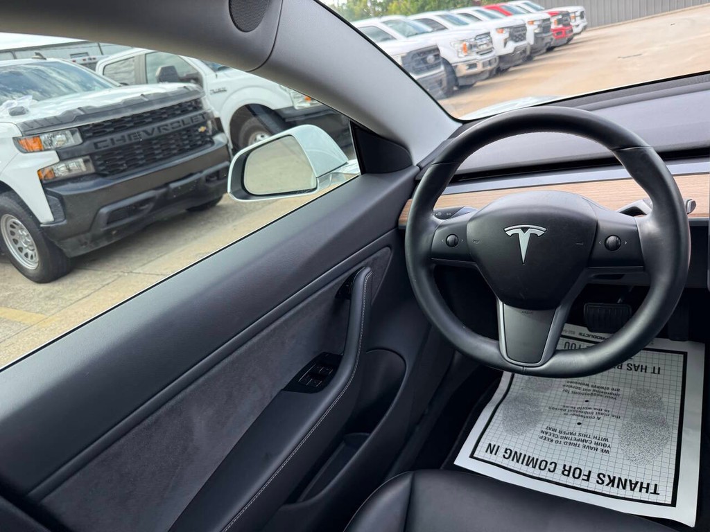 Tesla Model 3 Vehicle Full-screen Gallery Image 19