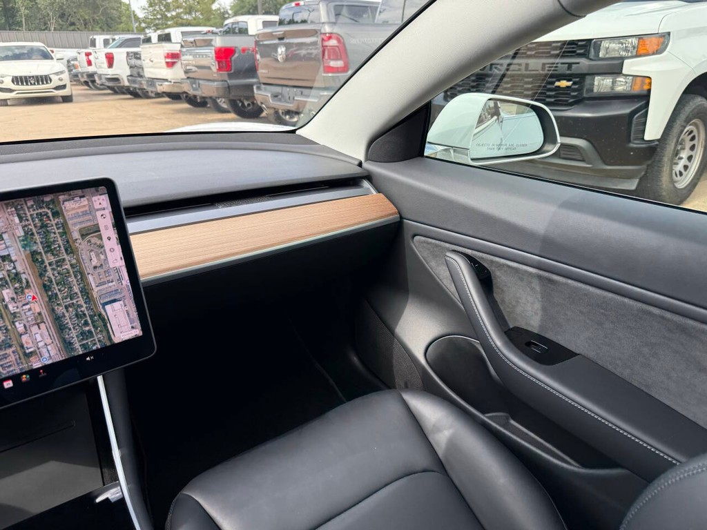 Tesla Model 3 Vehicle Full-screen Gallery Image 20
