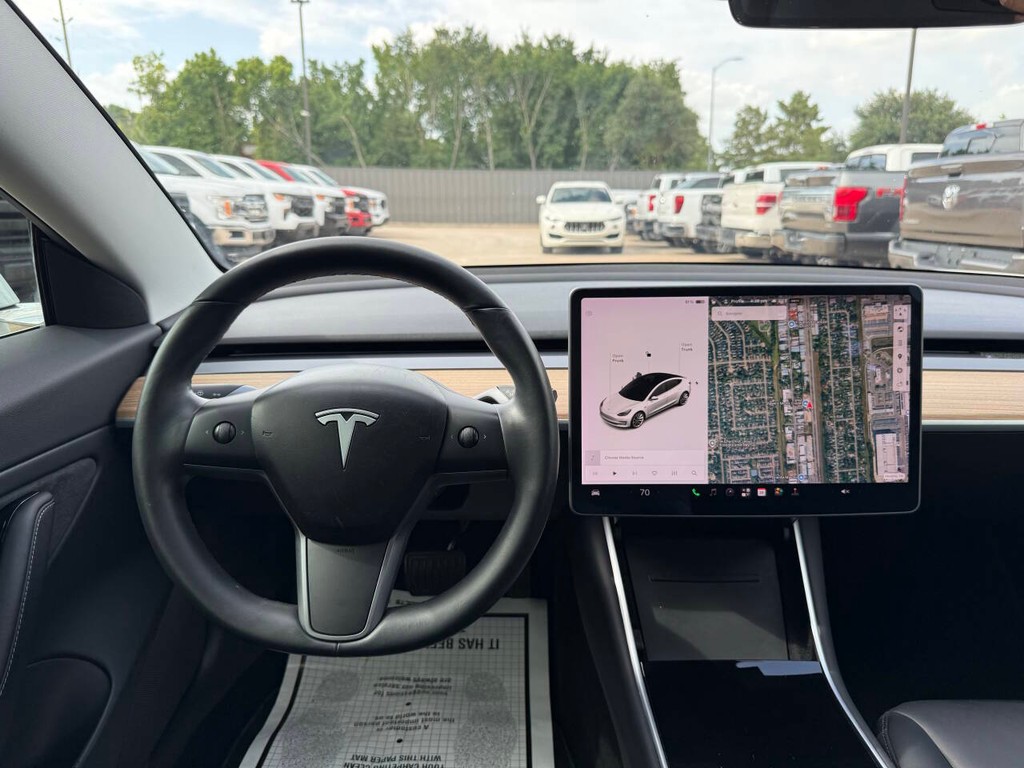 Tesla Model 3 Vehicle Full-screen Gallery Image 21