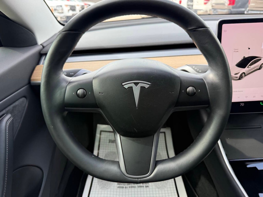 Tesla Model 3 Vehicle Full-screen Gallery Image 23