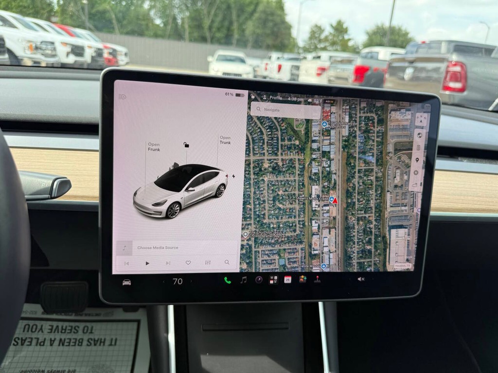 Tesla Model 3 Vehicle Full-screen Gallery Image 24