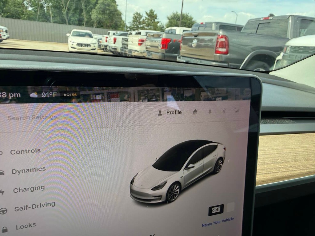 Tesla Model 3 Vehicle Full-screen Gallery Image 26