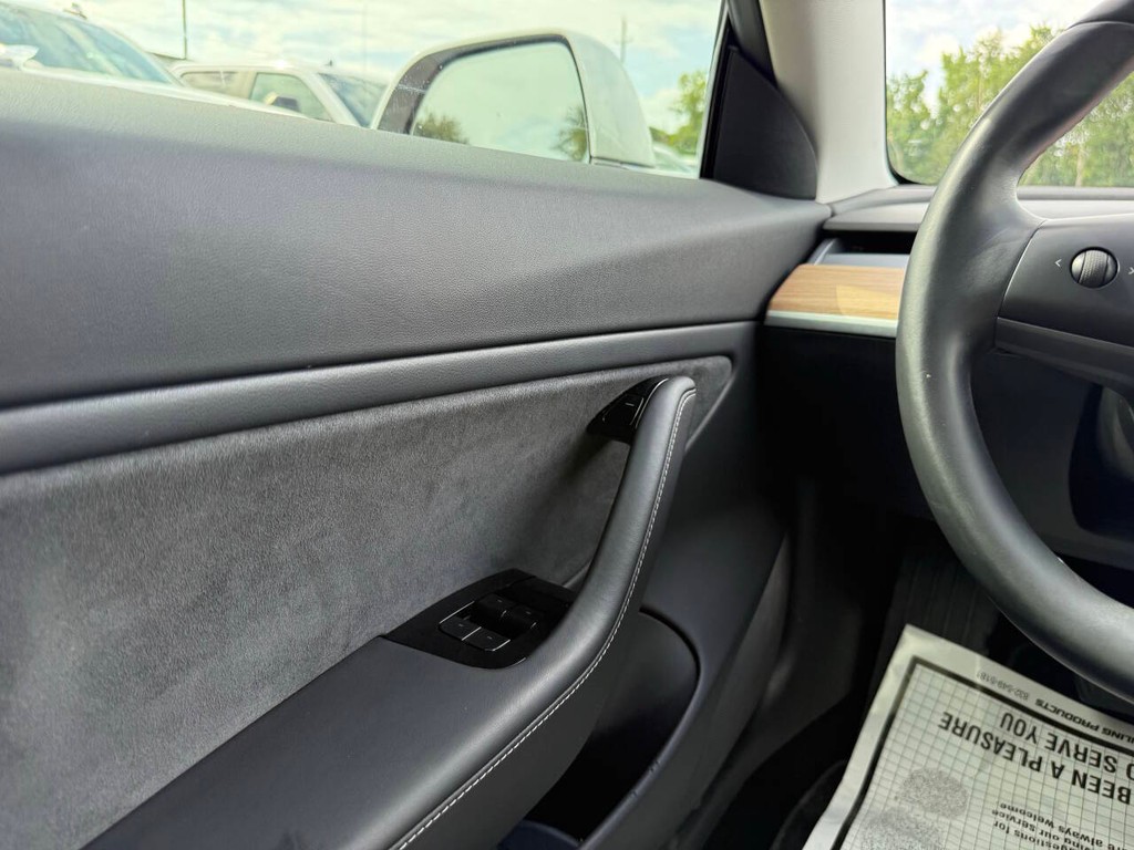Tesla Model 3 Vehicle Full-screen Gallery Image 30