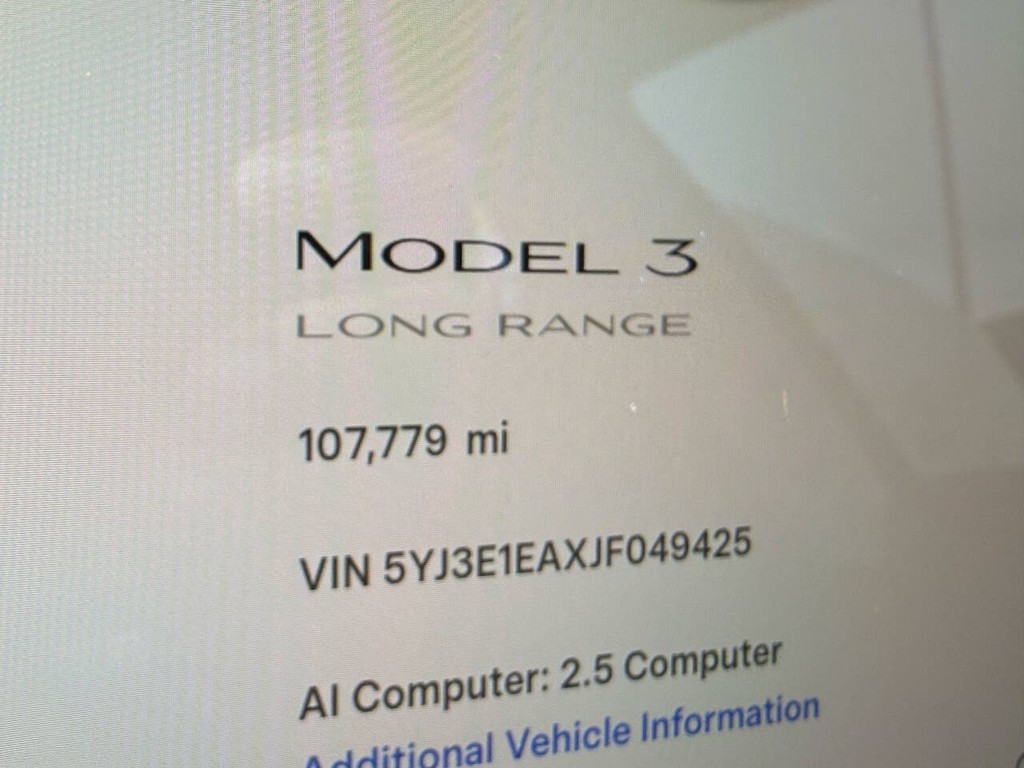 Tesla Model 3 Vehicle Full-screen Gallery Image 32
