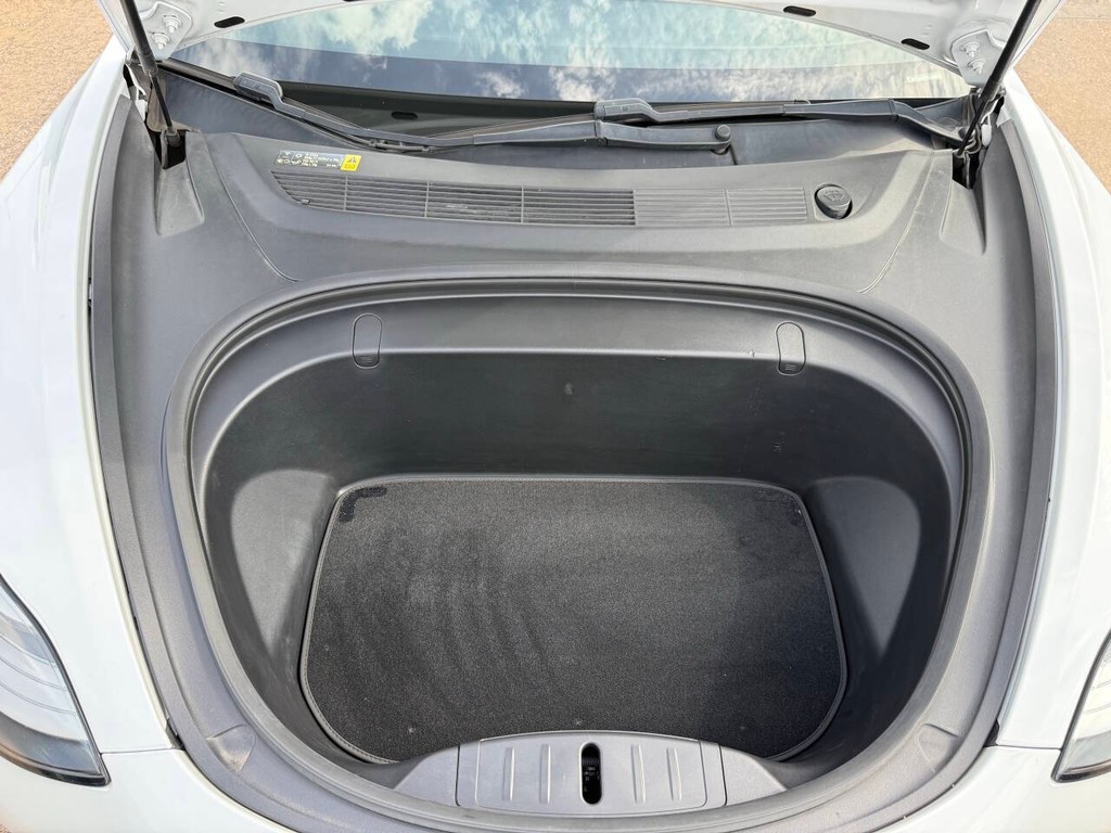 Tesla Model 3 Vehicle Full-screen Gallery Image 34