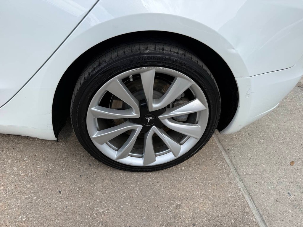 Tesla Model 3 Vehicle Full-screen Gallery Image 35