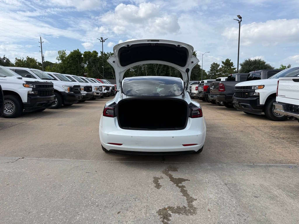Tesla Model 3 Vehicle Full-screen Gallery Image 36