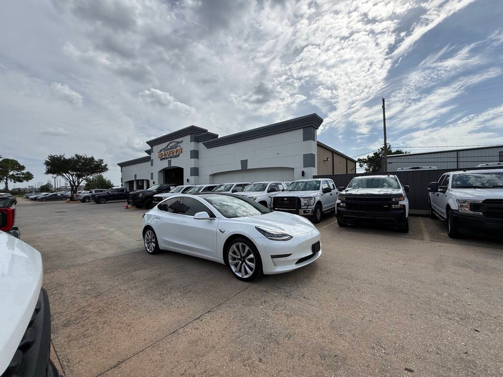 Tesla Model 3 Vehicle Full-screen Gallery Image 42