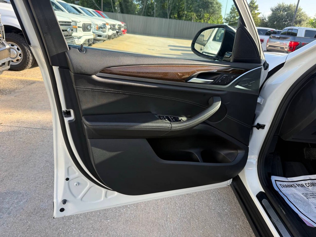 BMW X3 Vehicle Full-screen Gallery Image 08