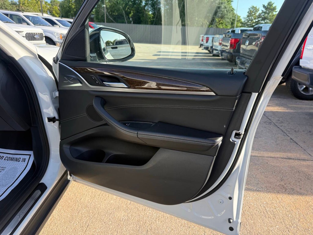 BMW X3 Vehicle Full-screen Gallery Image 11