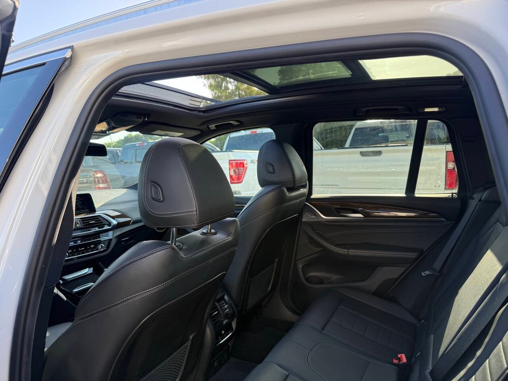 BMW X3 Vehicle Full-screen Gallery Image 12