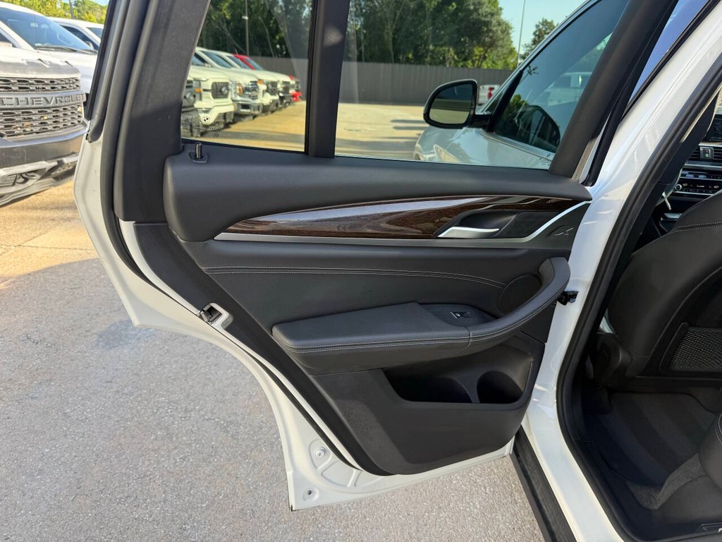 BMW X3 Vehicle Full-screen Gallery Image 14
