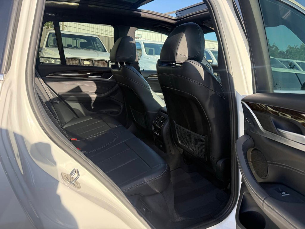 BMW X3 Vehicle Full-screen Gallery Image 15