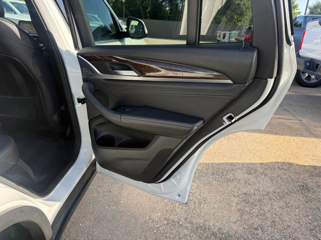 BMW X3 Vehicle Full-screen Gallery Image 16