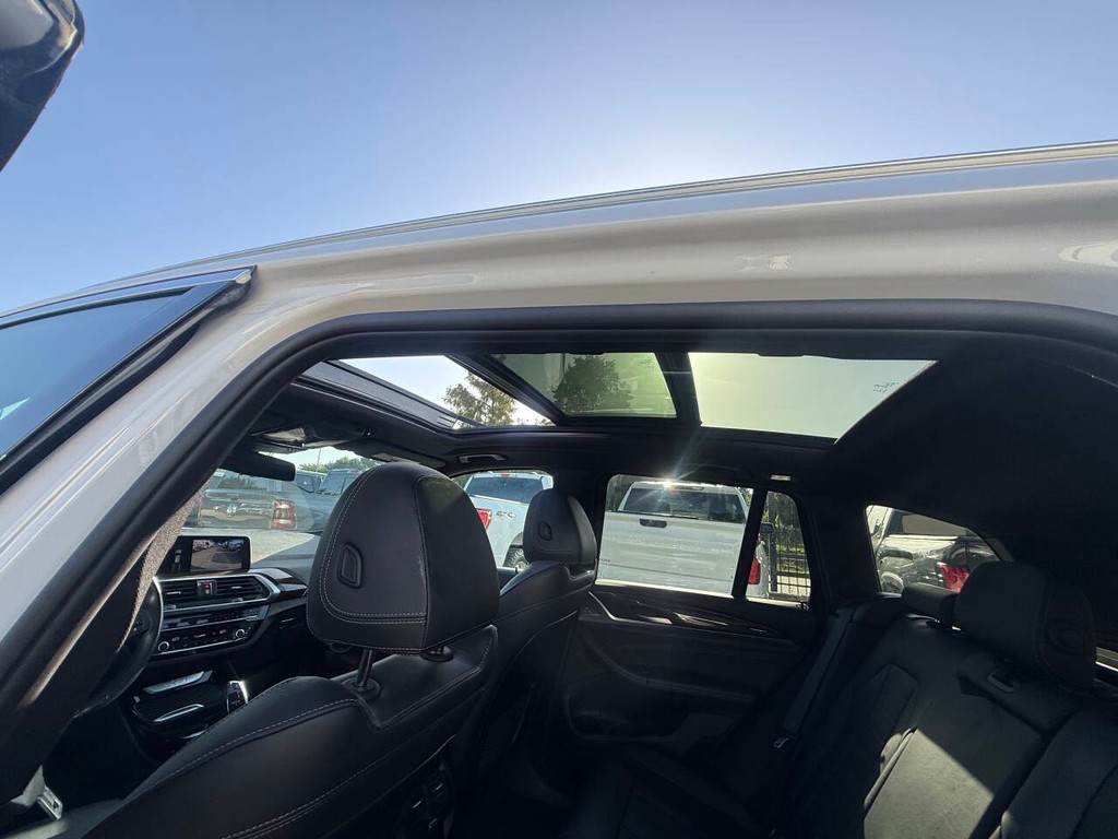 BMW X3 Vehicle Full-screen Gallery Image 32