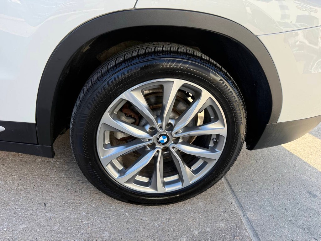 BMW X3 Vehicle Full-screen Gallery Image 37