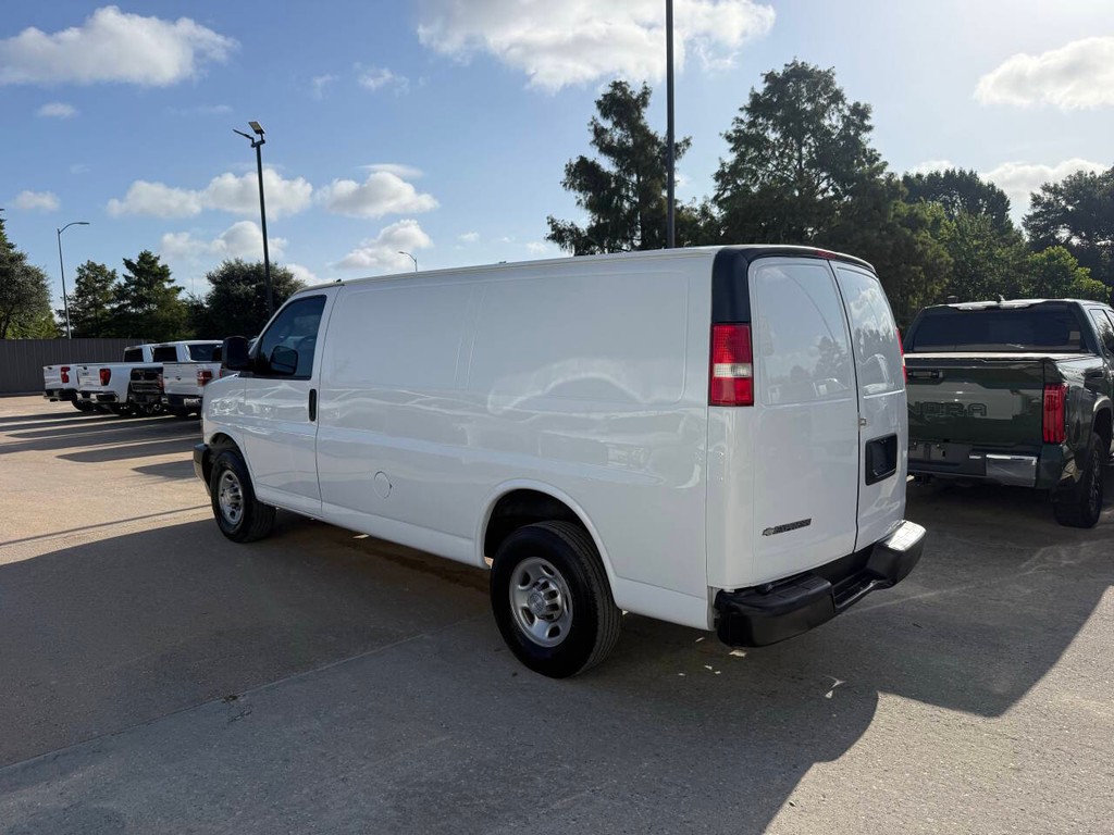 Chevrolet Express Vehicle Full-screen Gallery Image 04