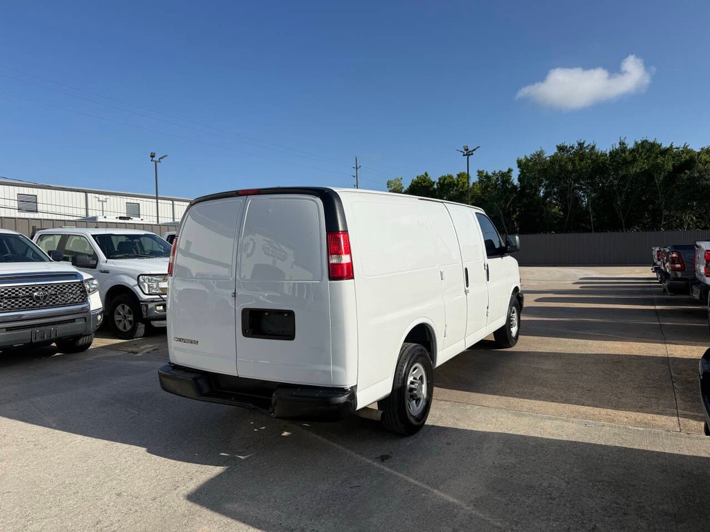 Chevrolet Express Vehicle Full-screen Gallery Image 05