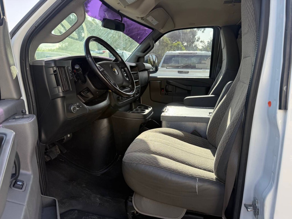 Chevrolet Express Vehicle Full-screen Gallery Image 07