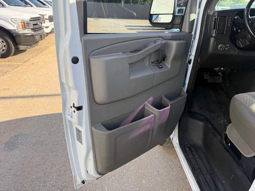 Chevrolet Express Vehicle Full-screen Gallery Image 08