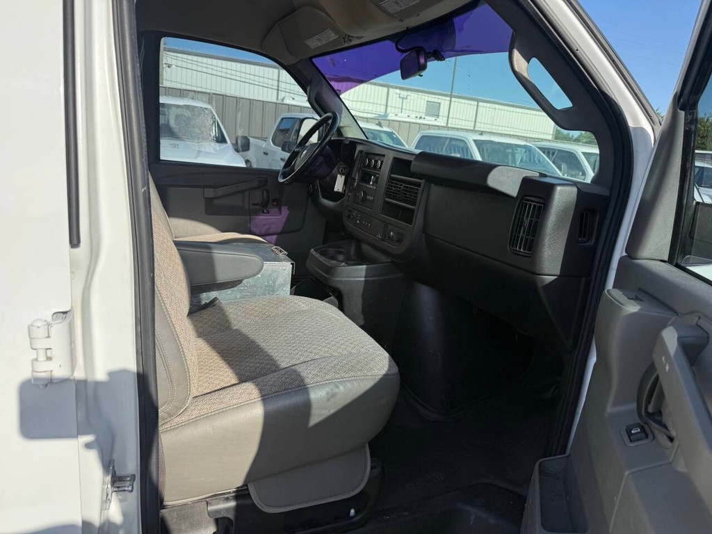 Chevrolet Express Vehicle Full-screen Gallery Image 10