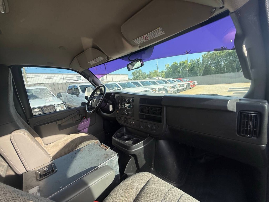 Chevrolet Express Vehicle Full-screen Gallery Image 12