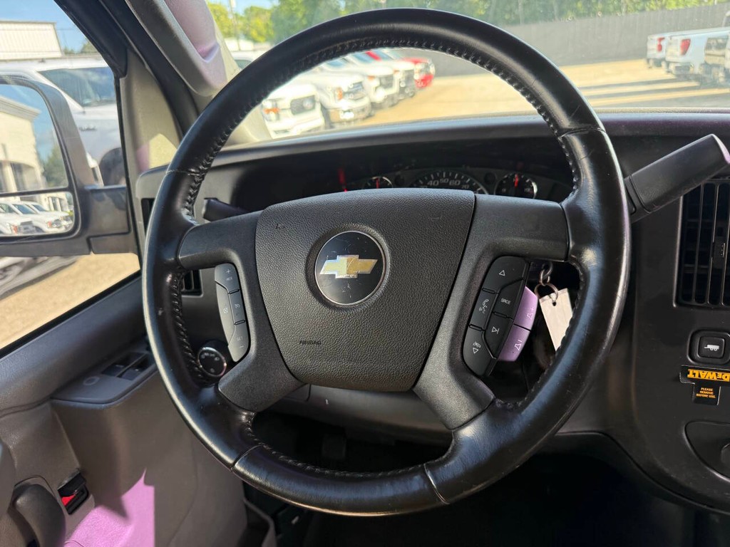 Chevrolet Express Vehicle Full-screen Gallery Image 15
