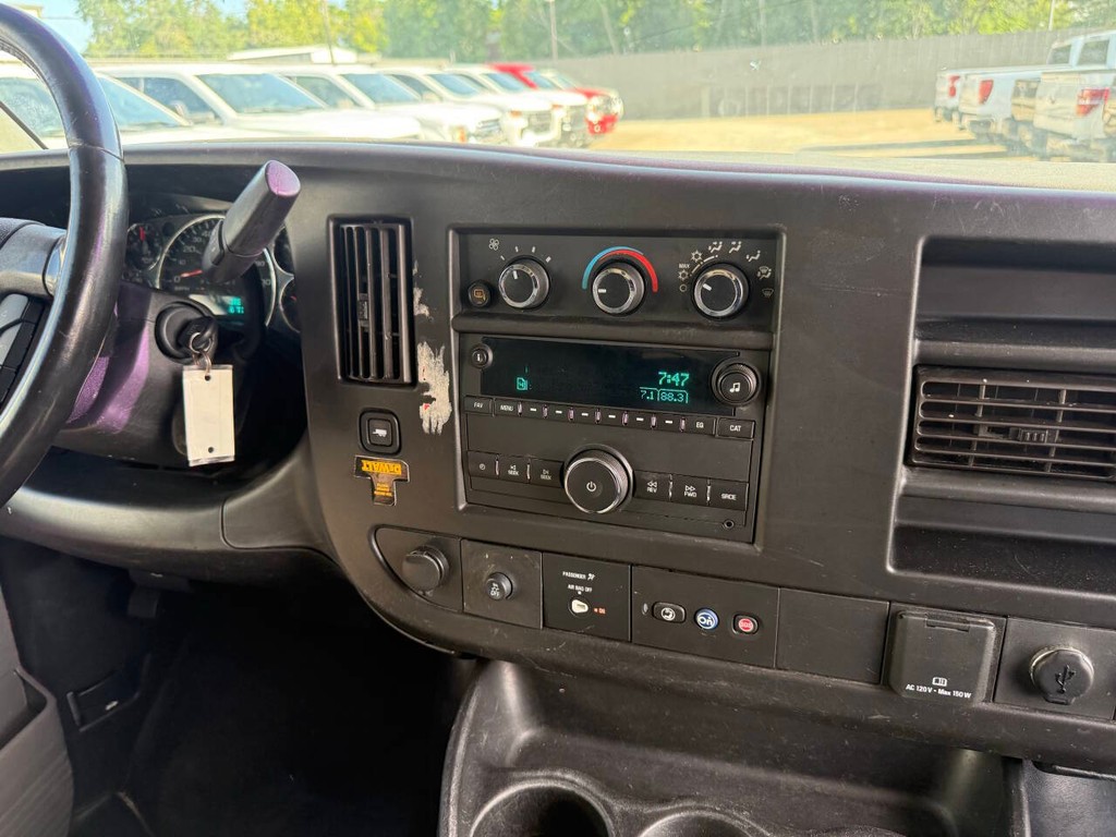 Chevrolet Express Vehicle Full-screen Gallery Image 16