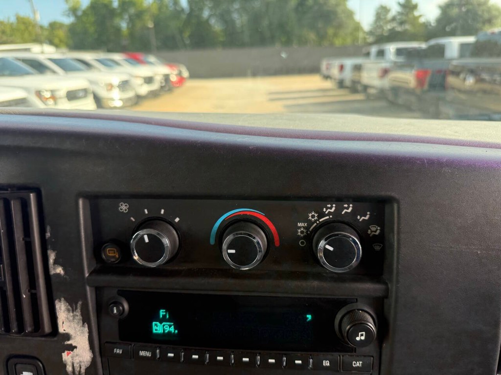 Chevrolet Express Vehicle Full-screen Gallery Image 17