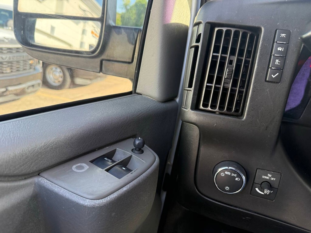 Chevrolet Express Vehicle Full-screen Gallery Image 21