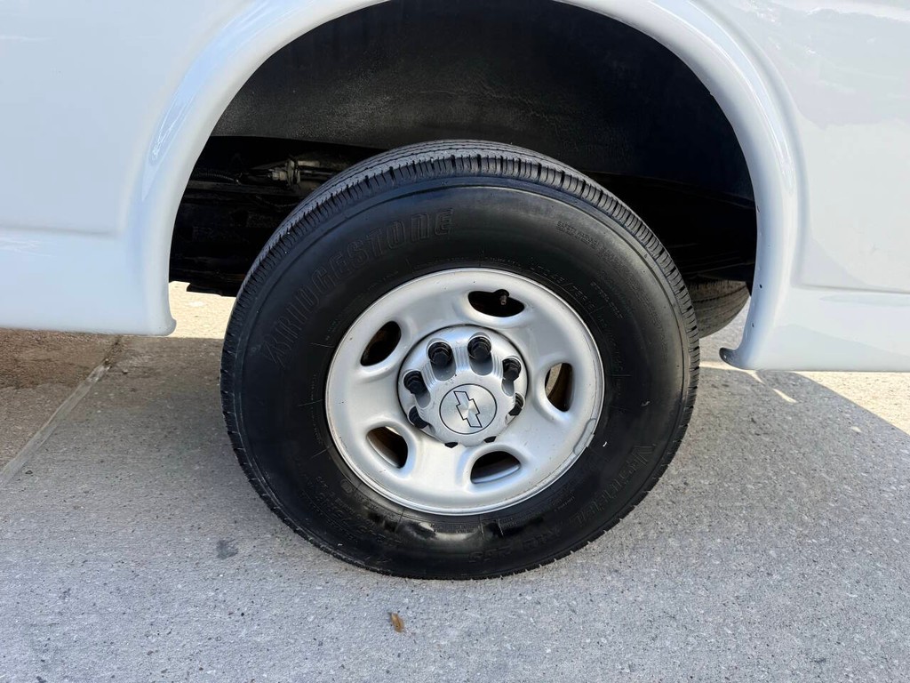 Chevrolet Express Vehicle Full-screen Gallery Image 25
