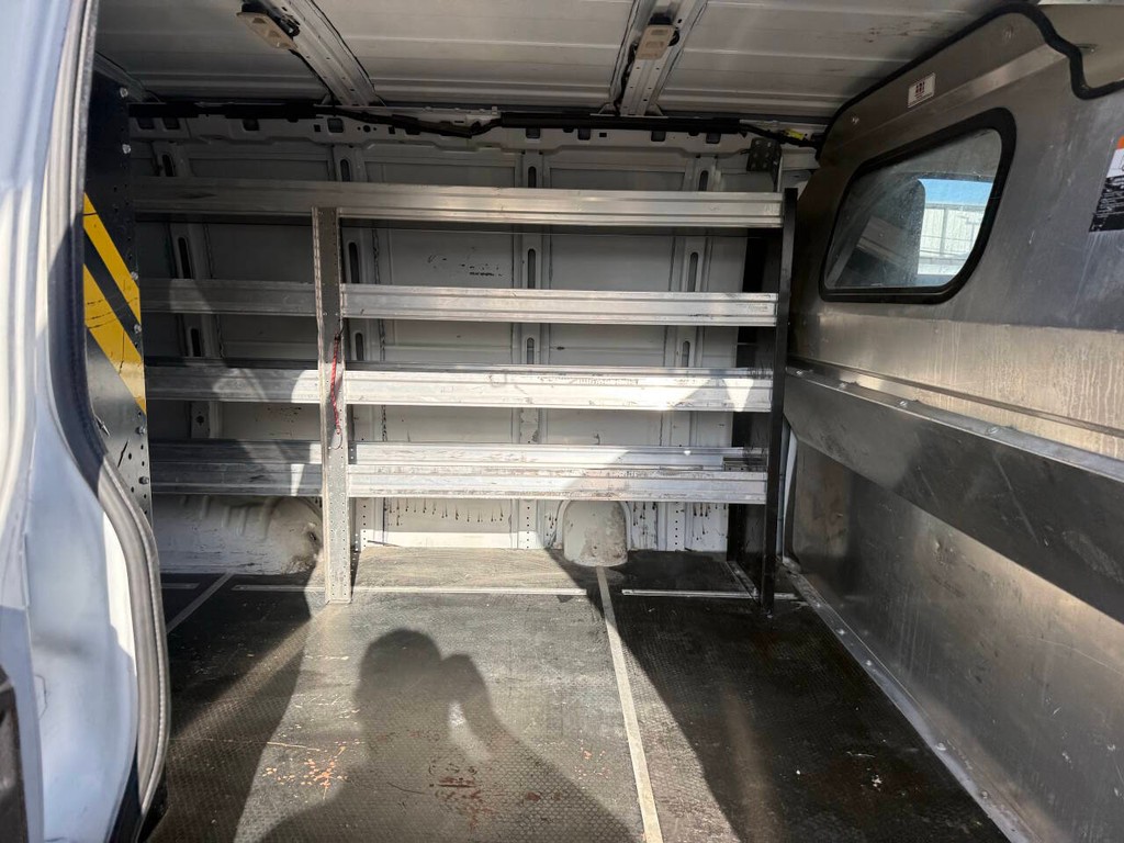 Chevrolet Express Vehicle Full-screen Gallery Image 28