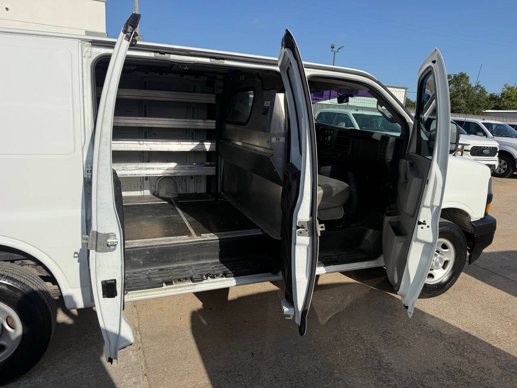 Chevrolet Express Vehicle Full-screen Gallery Image 29