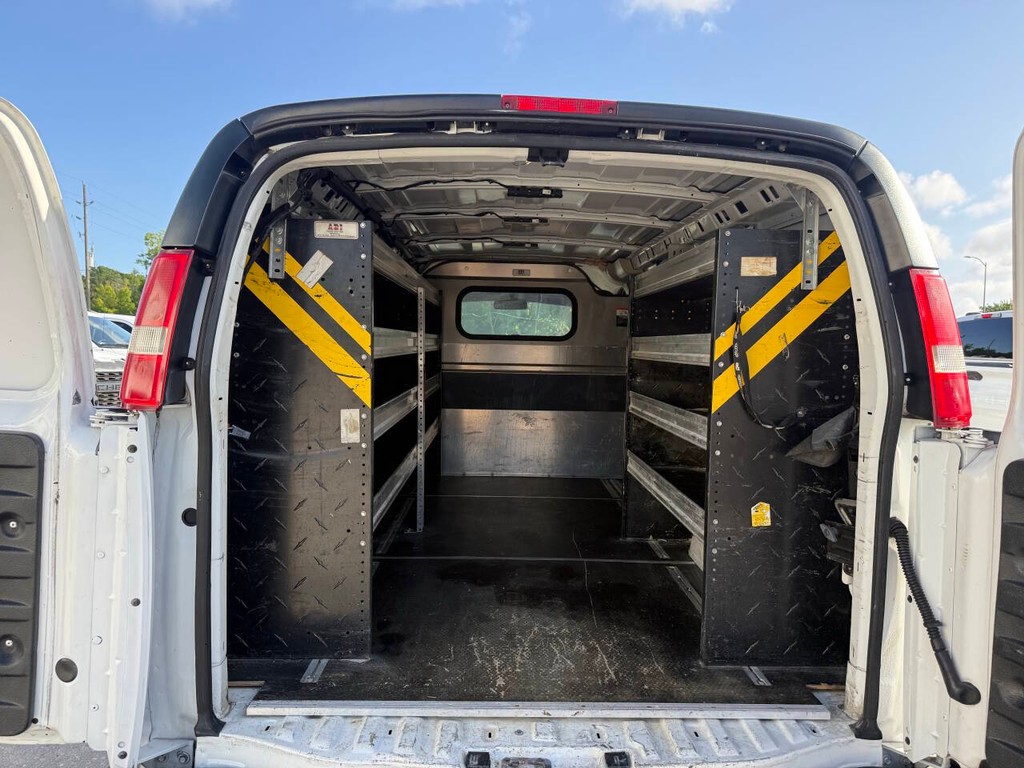 Chevrolet Express Vehicle Full-screen Gallery Image 30