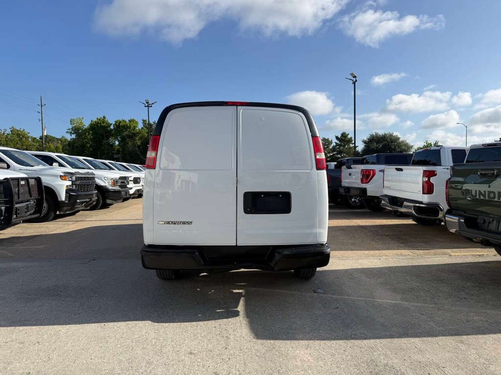 Chevrolet Express Vehicle Full-screen Gallery Image 32