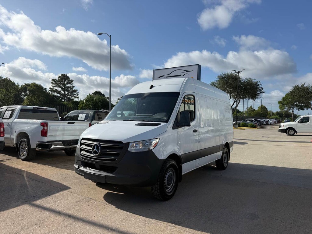 Mercedes-Benz Sprinter Vehicle Full-screen Gallery Image 03