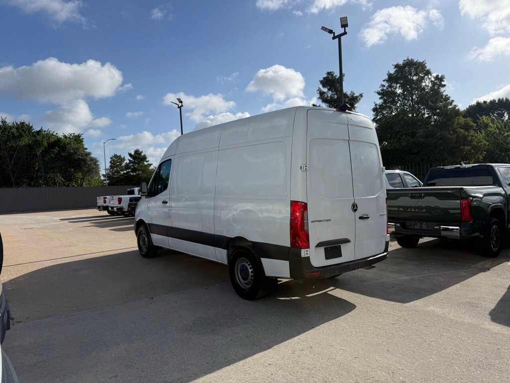 Mercedes-Benz Sprinter Vehicle Full-screen Gallery Image 04