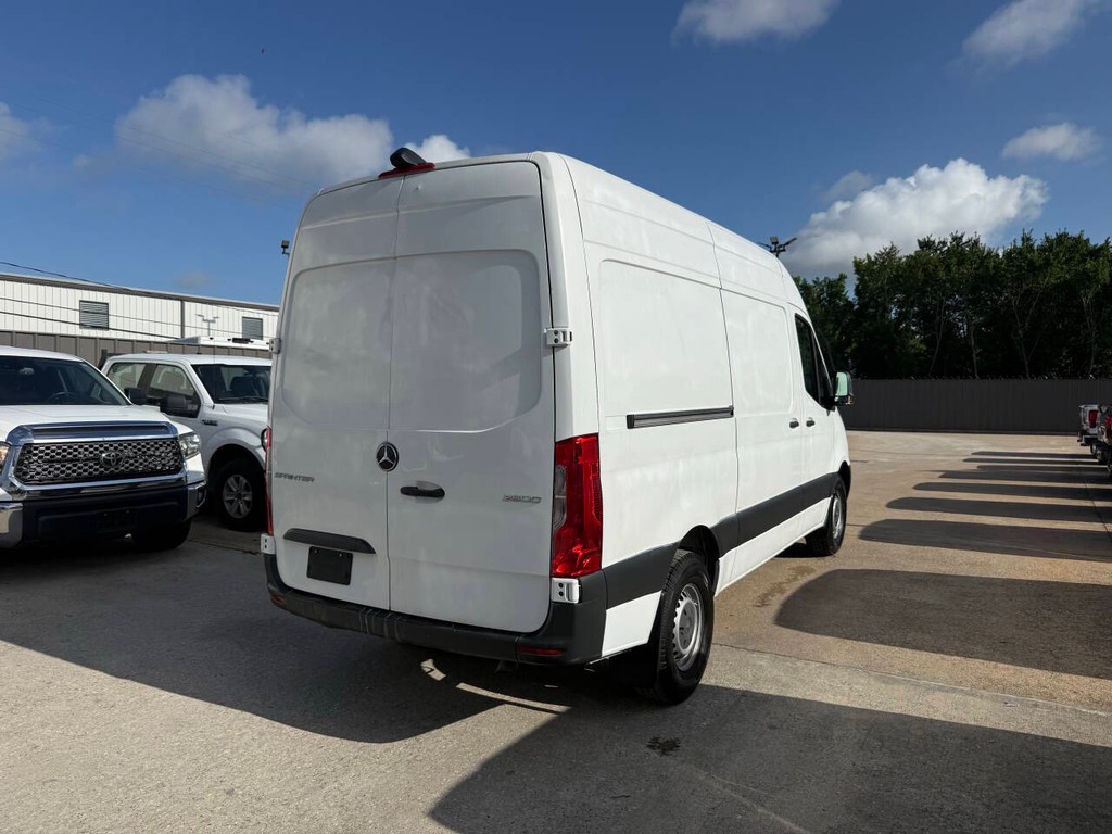 Mercedes-Benz Sprinter Vehicle Full-screen Gallery Image 05