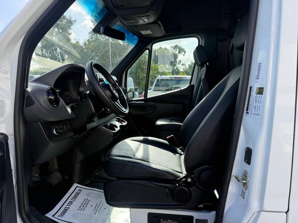 Mercedes-Benz Sprinter Vehicle Full-screen Gallery Image 07